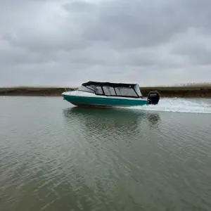 Barca Holbina navigand pe canalele Deltei