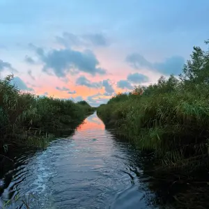 Canal pitoresc in Delta Dunarii la apus