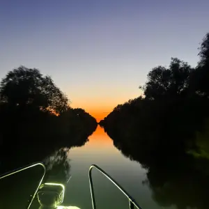 Navigare nocturna pe canalele linistite ale Deltei