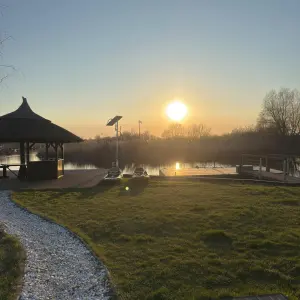 Rasarit de soare la debarcaderul resortului Holbina