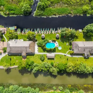 Vedere aeriana resort Holbina cu piscina si gradina