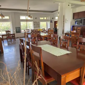 Sala de restaurant spatioasa si primitoare